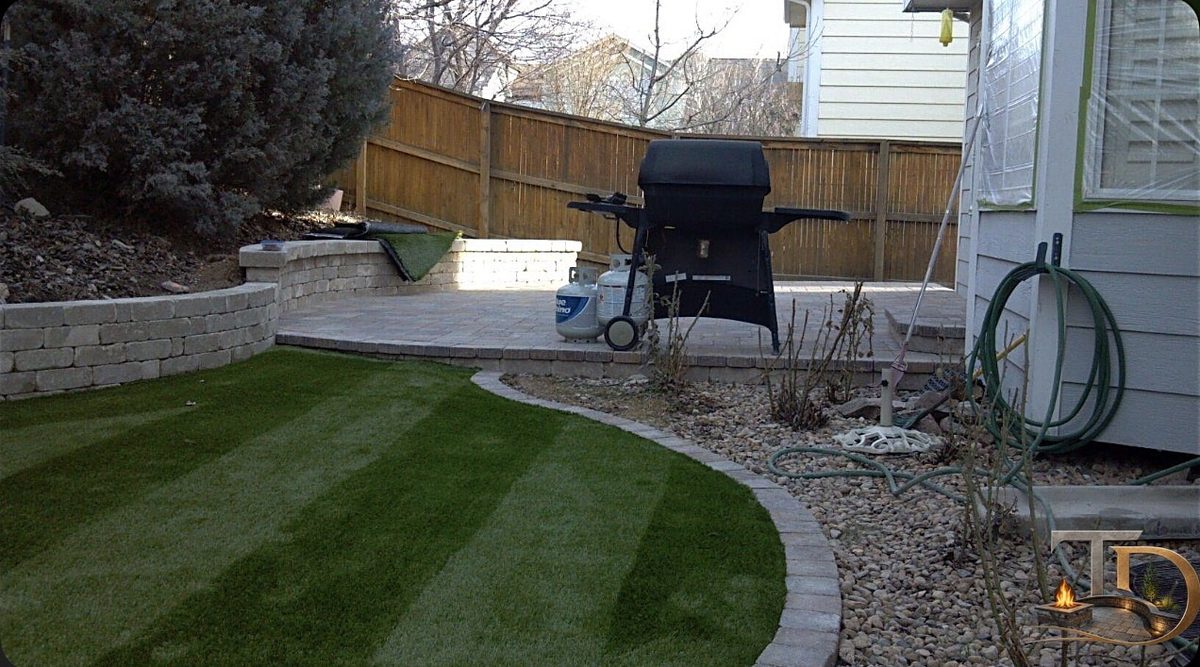 Stacked fire pit walls with staggered joints
